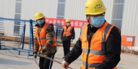 京德高速公路的建设工人戴着口罩正在准备绑扎预制梁顶板钢筋 武子杰 摄 - 中国新闻社河北分社