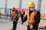京德高速公路的建设工人戴着口罩正在准备绑扎预制梁顶板钢筋 武子杰 摄 - 中国新闻社河北分社