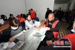 图为工作人员对搬迁户材料进行审核。 吴杰 摄 - 中国新闻社河北分社