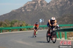 选手在易县龙西旅游公路进行自行车项目比拼。　徐巧明 摄 - 中国新闻社河北分社