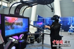 图为游客体验VR虚拟游戏。 翟羽佳 摄 - 中国新闻社河北分社
