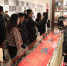 10月23日，媒体记者在河北省香河县非物质文化遗产展馆参观。 安青松 摄 - 中国新闻社河北分社