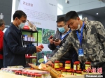 新疆库尔勒名优产品引来不少参会人员目光。　俱凝搏 摄 - 中国新闻社河北分社