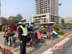 保定市交警在路口指挥市民文明出行。 保定市交警支队供图 - 中国新闻社河北分社
