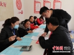 村民们在签订房屋拆迁补偿协议。 王颖 摄 - 中国新闻社河北分社