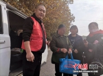 田庆考(左一)和颜某及其家属。 唐县县委宣传部供图 - 中国新闻社河北分社