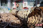 村民在平乡县霍林寨村花瓶编织脱贫小院里做工。　姚友谅 摄 - 中国新闻社河北分社