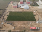 正在建设的枣强县王均乡公共足球场。 李志成 摄 - 中国新闻社河北分社