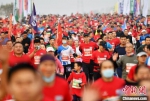 当天3000多名跑者参与 翟羽佳 摄 - 中国新闻社河北分社