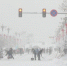 资料图：市民在清理冰雪路面。 中新社发 王景阳 摄 - 中国新闻社河北分社