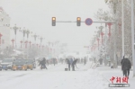 资料图：市民在清理冰雪路面。 中新社发 王景阳 摄 - 中国新闻社河北分社