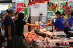 资料图：市民购买肉类产品 - 中国新闻社河北分社