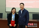 王廷山(右)为获奖教师颁奖。 郭占欣 摄 - 中国新闻社河北分社