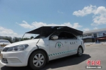 资料图：一家驾校内，学员在车顶架着遮阳蓬的教练车内练习。 中新社发 胡剑欢 摄 图片来源：CNSPHOTO - 中国新闻社河北分社