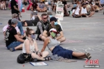 当地时间6月28日，示威者在加拿大多伦多市政厅广场再度举行集会，反对种族主义和歧视。中新社记者 余瑞冬 摄 - 中国新闻社河北分社