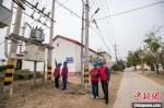 工作人员对“煤改电”供电设备巡检 。　王勇 摄 - 中国新闻社河北分社