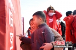图为村民在临空搬迁墙上签下自己的名字。 周辉 摄 - 中国新闻社河北分社