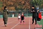 图为家长鼓励比赛中的孩子。　翟羽佳 摄 - 中国新闻社河北分社