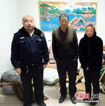 民警将醉酒迷路女子(右一)安全送回家中。 警方供图 - 中国新闻社河北分社