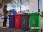 保定市供水总公司设置的分类垃圾桶。 仝婧楠 摄 - 中国新闻社河北分社