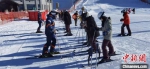 代表团成员在崇礼翠云山银河滑雪场练习滑雪。河北省艺术中心供图 - 中国新闻社河北分社