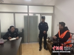 涉案嫌疑人在接受讯问。 警方供图 - 中国新闻社河北分社
