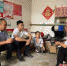 高泉(左一)在李成宝(左三)家中商讨直播事项。 张鹏翔 摄 - 中国新闻社河北分社