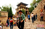 图为游客在古村落参观旅游。　段建斌 摄 - 中国新闻社河北分社