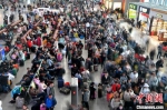 资料图：福州火车站候车大厅等候检票的旅客排起了长队。　张斌 摄 - 中国新闻社河北分社