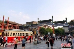 资料图：北京前门大街游客众多。中新网记者 李金磊 摄 - 中国新闻社河北分社