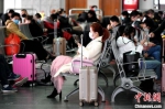 资料图：候车厅里等车的乘客。　王东明 摄 - 中国新闻社河北分社