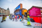 寒潮来袭也阻挡不了滑雪爱好者在崇礼释放激情。　吴聃 摄 - 中国新闻社河北分社