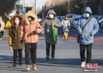 资料图：市民身着厚实冬装出行。 中新社记者 贾天勇 摄 - 中国新闻社河北分社