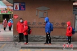 1月4日，河北石家庄一小学门口，学生有序间隔排队等待进校。　翟羽佳 摄 - 中国新闻社河北分社