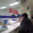 图为正在做核酸检测的市民。　张帆 摄 - 中国新闻社河北分社