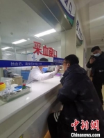 图为正在做核酸检测的市民。　张帆 摄 - 中国新闻社河北分社