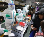 图为深夜杜彦斌和同事们仍然坚持在给居民做核酸检测。　孟庆溪 摄 - 中国新闻社河北分社
