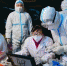 图为1月7日凌晨，石家庄，工作人员昼夜奋战为居民做核酸检测。 图片来源：视觉中国 - 中国新闻社河北分社