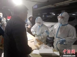 凌晨3点医务人员依然在给居民做核酸检测 张帆 摄 - 中国新闻社河北分社