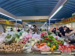 石家庄市场内蔬菜供应充足。中新社记者 黄歆尧 摄 - 中国新闻社河北分社