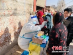 高阳县医护人员正在藁城区对村民进行核酸检测工作。 梁晓丹 摄 - 中国新闻社河北分社