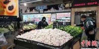 图为市民在超市购买蔬菜。定州市委宣传部供图 - 中国新闻社河北分社