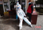 白求恩医疗队活跃在石家庄第二轮全民核酸检测一线 - 中国新闻社河北分社