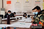 村干部在筛查核实在外务工、经商的村民信息。 贾凡 摄 - 中国新闻社河北分社
