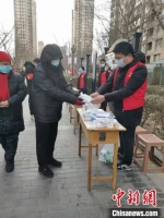 图为社区志愿者为社区居民代购药品。　李娅丽 摄 - 中国新闻社河北分社