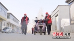 退伍老兵志愿者正在村里做消杀工作。 涿州市委宣传部供图 - 中国新闻社河北分社