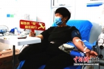 志愿者在献血。 张云峰 摄 - 中国新闻社河北分社