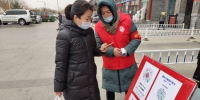李云凤(右)正在引导出入居民扫健康码。 涞水县妇联供图 - 中国新闻社河北分社