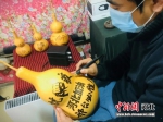 霍建龙在制作葫芦工烙画艺品。 焦俊菱 摄 - 中国新闻社河北分社