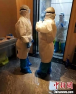 图为隔离点医护人员的工作场景 杜立雄 摄 - 中国新闻社河北分社